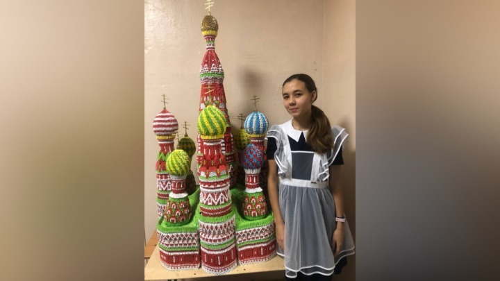 Школьница из Читы построила макет Храма Василия Блаженного из бумаги