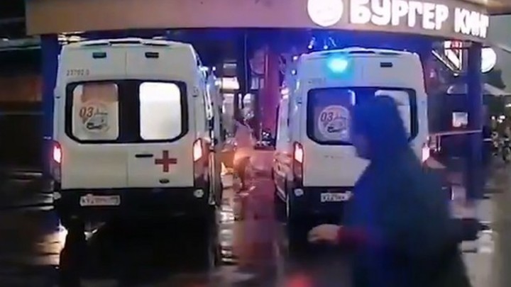 Во время ливня козырек здания фаст-фуда упал на людей в Петербурге