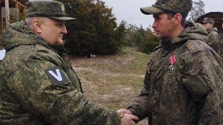 Губернатор Травников поздравил новосибирского бойца с наградой за спасение лётчиков