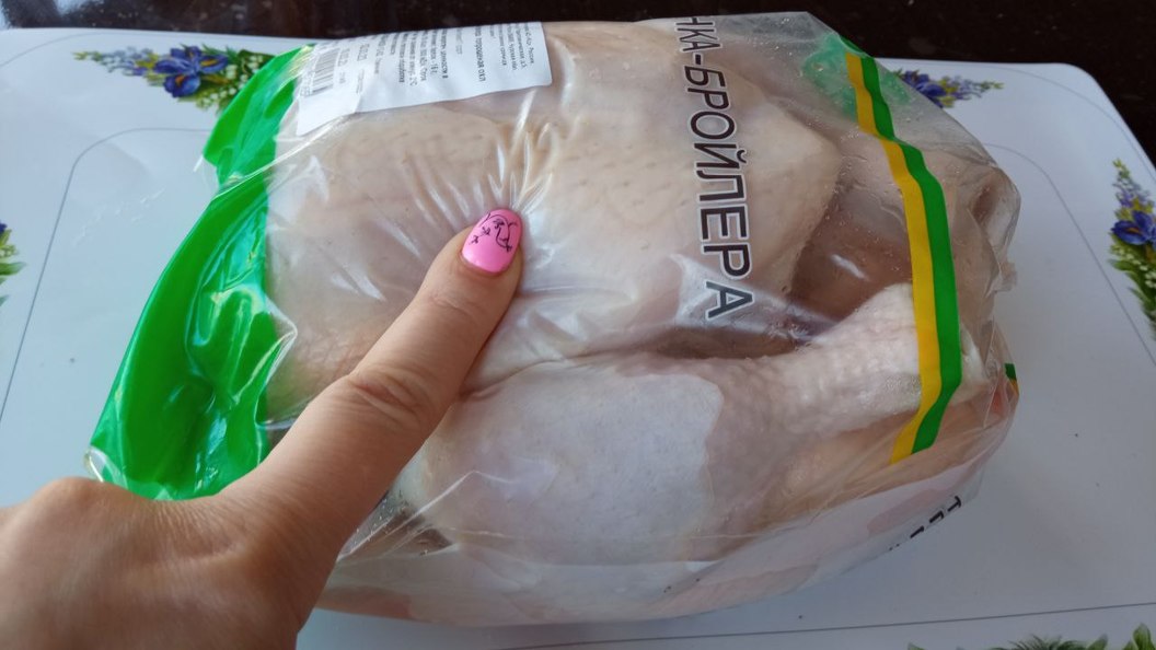 Сколько хранится сырая курица в холодильнике. Как понять что курица свежая. Охладил палец в курице. Как понять что замороженная курица свежая.
