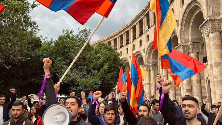 В Армении на акции протеста начались первые стычки: В Сети появилось видео
