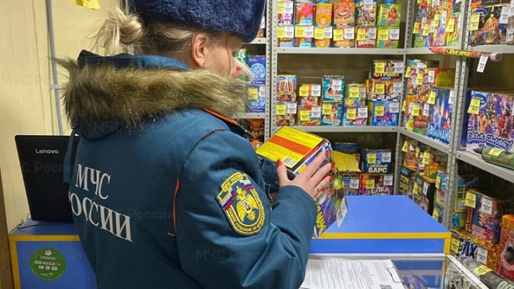 МЧС проверяет точки продаж пиротехники в Архангельской области