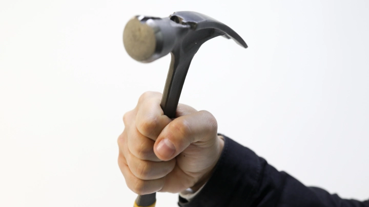 Шестиклассник в Подмосковье напал на учительницу с молотком во время урока