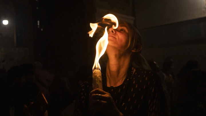 Чудо схождения Благодатного огня. Критики не верят. Приводят аргументы. Выскажемся и мы