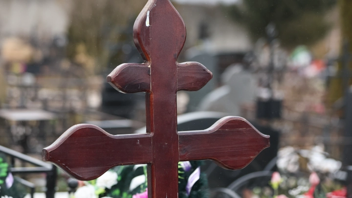 Православный священник напомнил правила и запреты при уходе за могилами