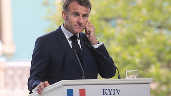 Официальный Париж оправдался за скандал со странным предметом на столе у Макрона