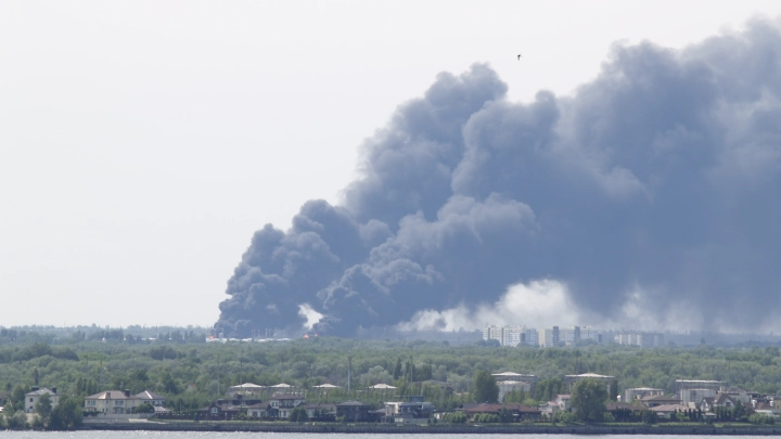 После атаки дронов ВСУ на предприятии в Ижевске начался пожар. Опубликованы кадры