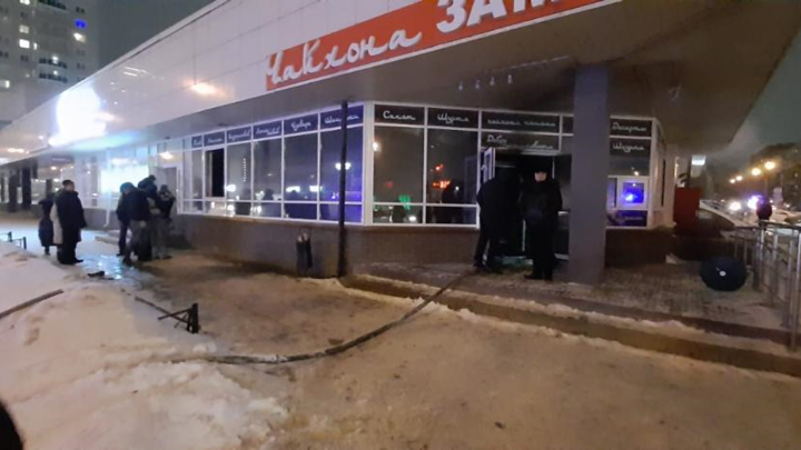 В Новосибирске бойцы МЧС потушили пожар в чайхане Зам-зам