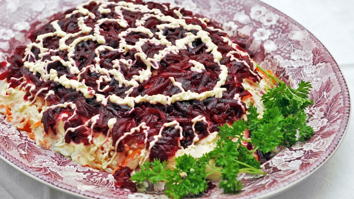 Цена традиции: Подсчитано, насколько под Новый год подорожали оливье и сельдь под шубой