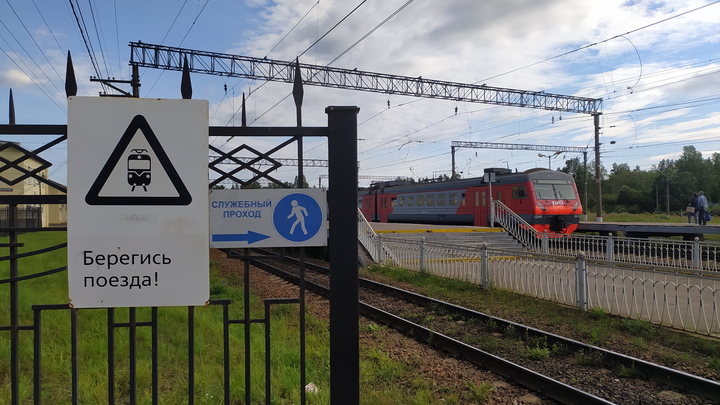 В Чехове товарный поезд насмерть сбил девочку на питбайке