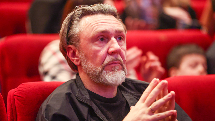 Не покидать страну и не посещать новые территории России: Список ограничений для музыканта Шнурова рассекречен