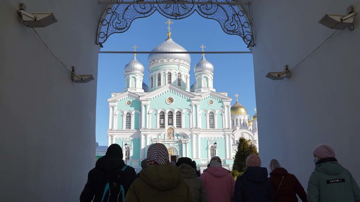 Беженцам из Донбасса организовали паломничество в Дивеево