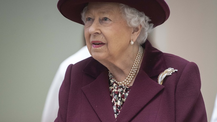 Корона боится коронавируса: Елизавета II впервые вручила награды в перчатках