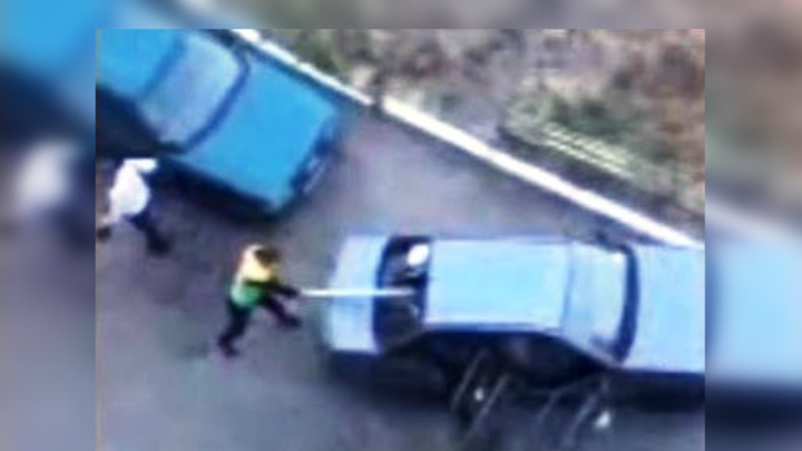 В Челябинске нападение подростков с арматурой на автомобиль попало на видео