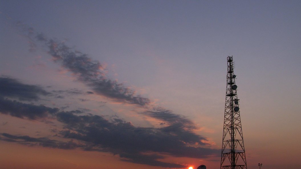 Вышка сотовой связи. Упала сотовая связь. Станция сотовой связи 5g. Упала сотовая связь. Плохая связь.