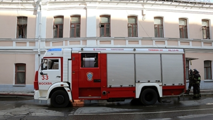 Чёрный дым у детской площадки: В Сеть выложили кадры крупного пожара в Тюмени