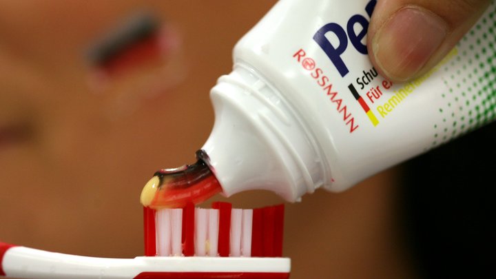 Зачем японцы замораживают зубную пасту в морозилке: Лайфхак для экономных хозяек