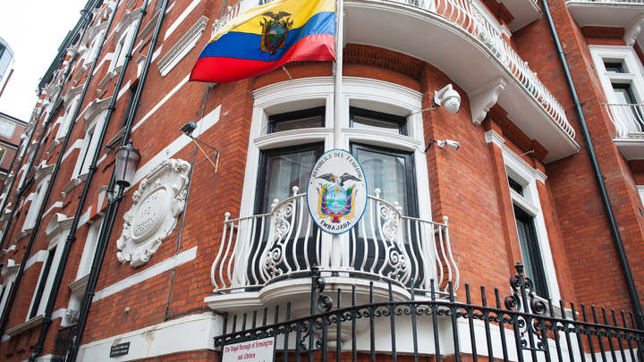Основателя WikiLeaks отключили от внешнего мира