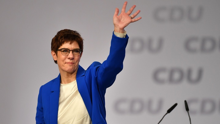 Меркель подставила собственная преемница: Крамп-Карренбауэр отказалась быть канцлером Германии