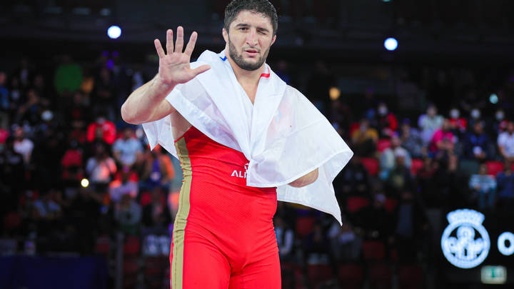 Готовы унижаться дальше. Федерация спортивной борьбы России хочет заменить не допущенного МОК атлета