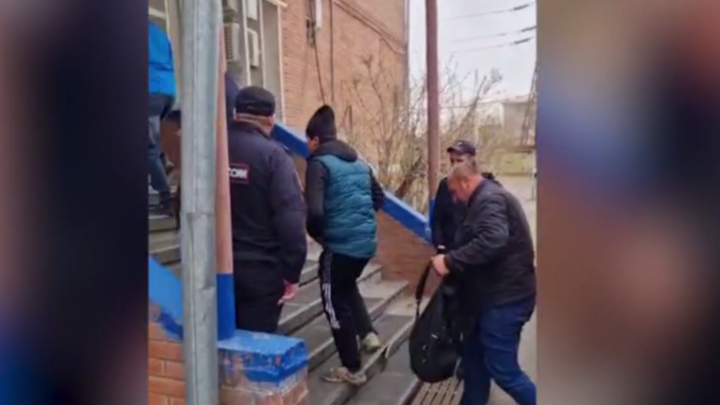 В Красноярске силовики задержали на рынке 135 мигрантов