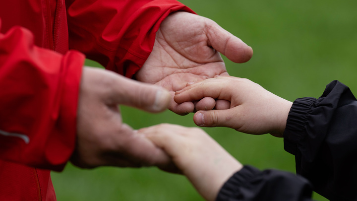 Били ложкой по зубам, привязывали: Трёхлетнего сироту медсёстры назначили виновным без суда и следствия