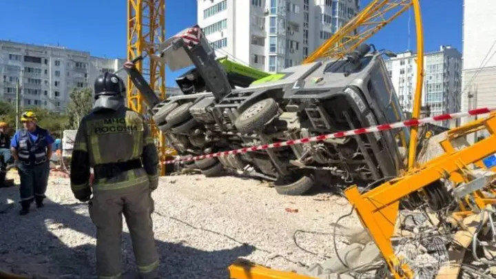 Трагедия в Севастополе.  При выполнении работ в городе рухнул строительный кран. Есть жертва и пострадавшие