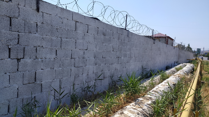 Русские оставляют на границе с Казахстаном загадочные шалаши