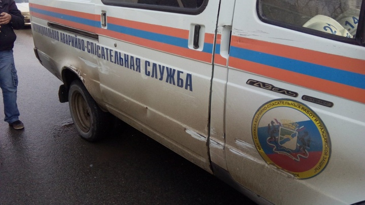 В Новосибирске мальчик застрял ногой в дереве около Оперного театра