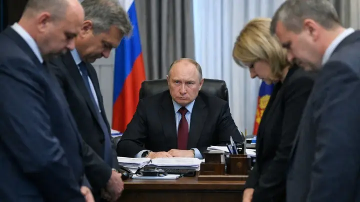 Путин часами отчитывал министров в закрытом режиме. Песков это имел в виду?