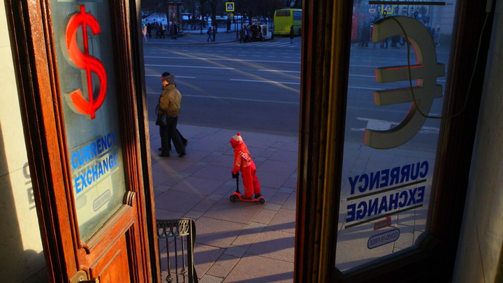 Какие валюты можно купить без комиссии Центробанка: советы аналитика