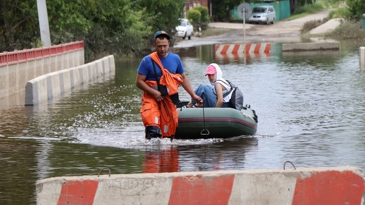 Власти Херсонской области откачивают воду из Голой Пристани