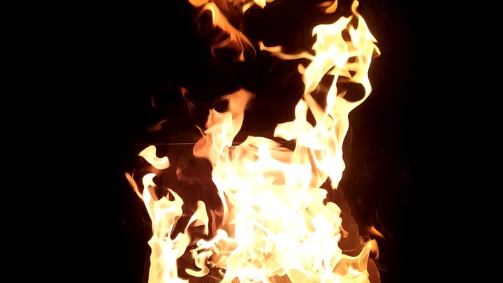 Огненное ЧП в Талинке: Очевидцы сняли кадры на месте пожара в ХМАО