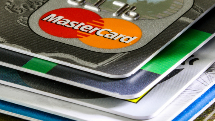 Платёжные системы Mastercard и Visa приостановили деятельность в России
