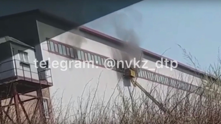 Очевидцы сообщили о пожаре на заводе в Новокузнецке