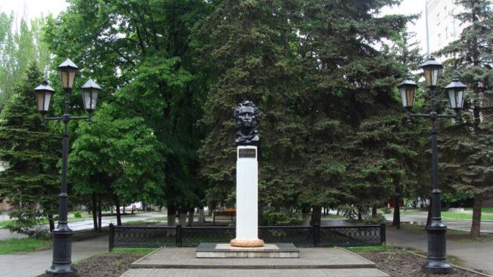 Ай да Пушкин. В Азове инициативная группа отреставрировала бюст-памятник великому русскому поэту