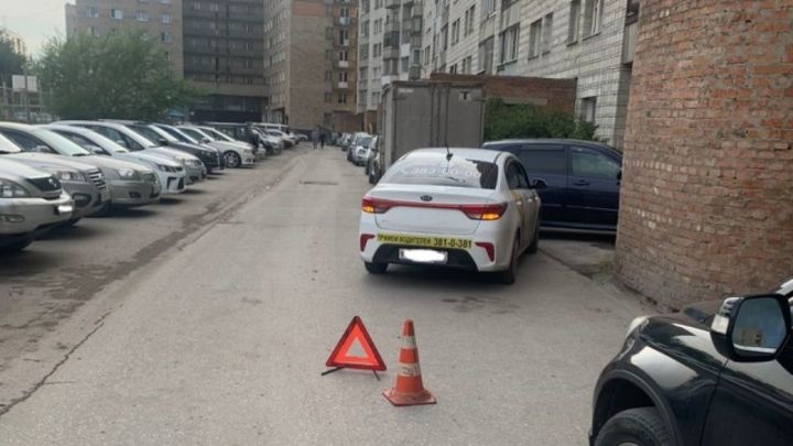 Таксист сбил мальчика на самокате во дворе дома в Новосибирске