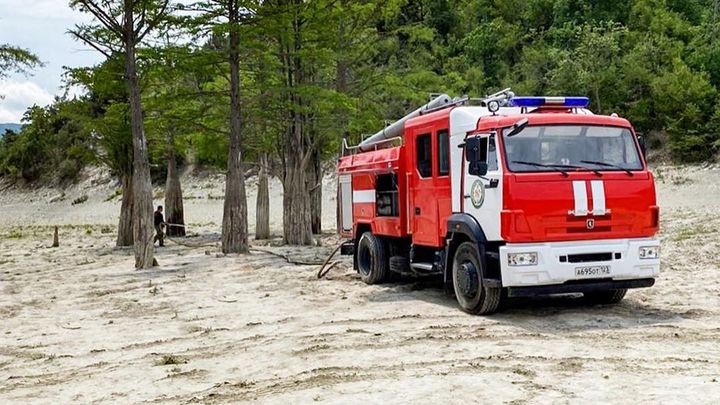 В Анапе из-за засухи начали полив кипарисов на озере Сукко