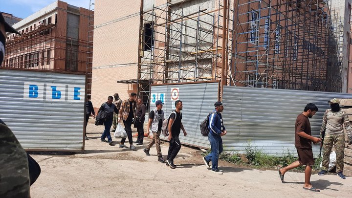 Скрыться не получилось: в Краснодаре задержали мигрантов, которые убежали со стройки через забор