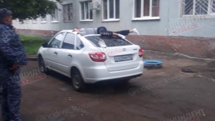 Мужчина выпал из окна общежития на припаркованный автомобиль в Кемерове