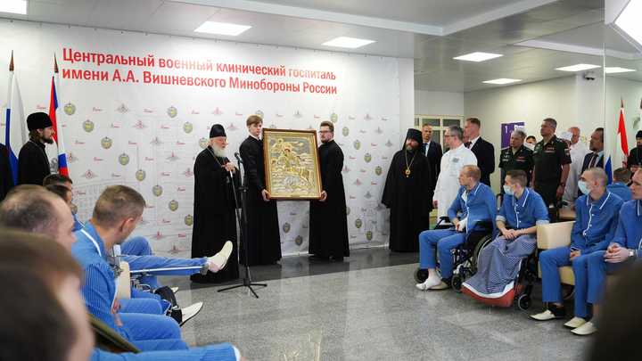Патриарх Кирилл осмотрел проявившиеся лики святых в госпитале Вишневского