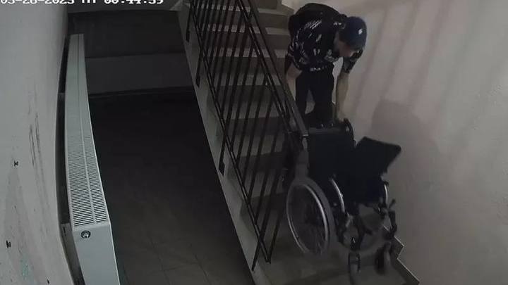 Полиция Краснодара объявила в розыск вора, укравшего инвалидное кресло из подъезда