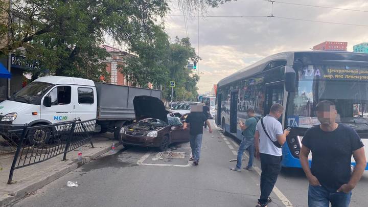 В центре Ростова три человека пострадали в массовой аварии с автобусом