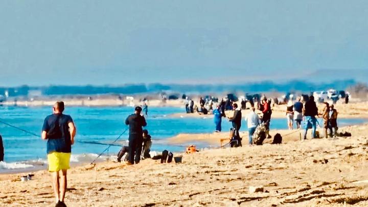 Массовая рыбалка: в Анапе на берег моря с удочками вышли сотни рыбаков