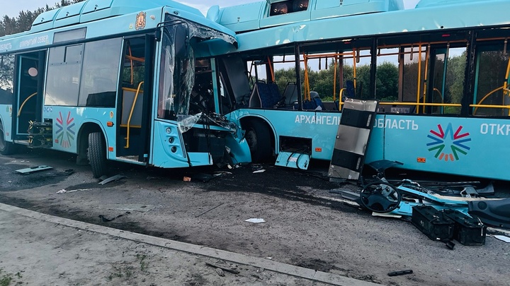 Водителя доставали при помощи спецоборудования: подробности ДТП с автобусами в Архангельске