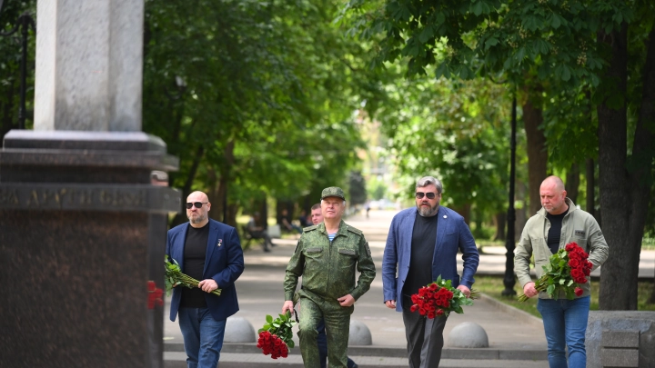 В память о героях Донбасса: В Ростове-на-Дону состоялось торжественное возложение цветов