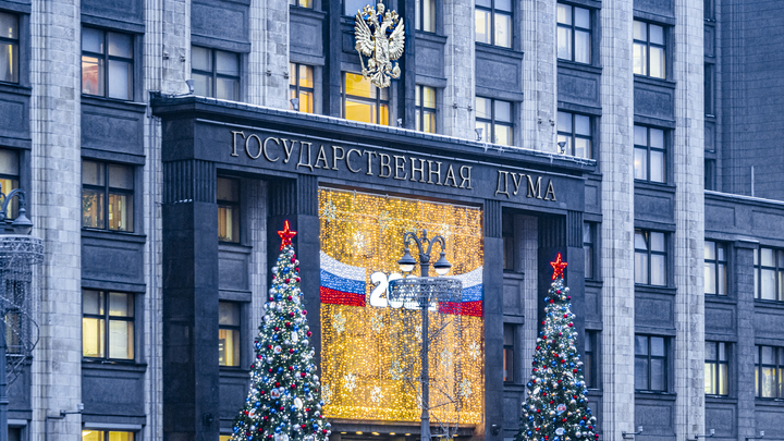 ЧП у здания Государственной думы России: строительные леса рухнули на автомобили депутатов