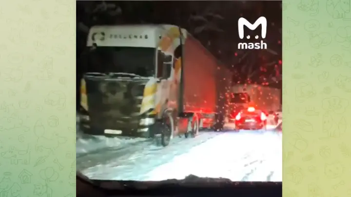 Москва и Подмосковье встали в многокилометровых пробках из-за снегопада