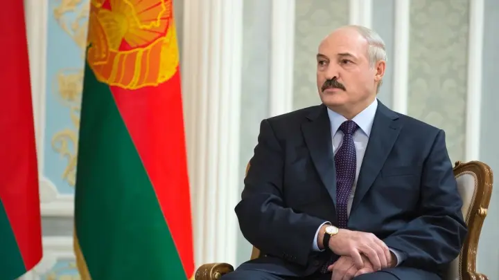 «Все стоят и завидуют»: Лукашенко вручил Мантурову орден Дружбы народов