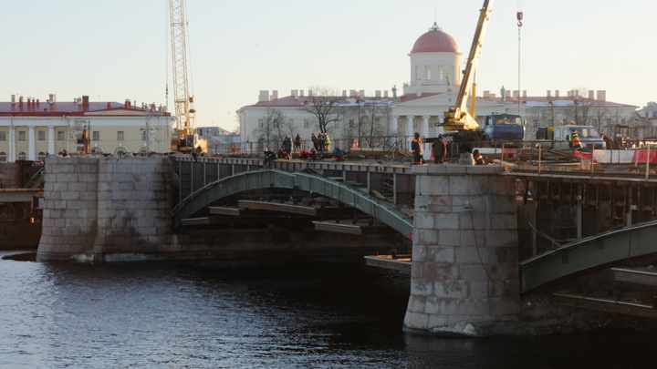 Паромная переправа у Биржевого моста в Петербурге закрылась, но вернётся в следующем году